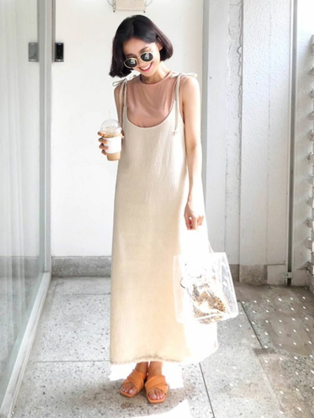 ベージュ系のワンピース、ホワイト系のその他を着用したレディースの夏コーディネートの1枚目の写真