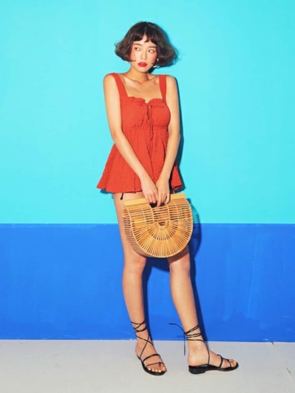 ブラウン系の水着、その他の水着を着用したレディースの夏コーディネートの1枚目の写真