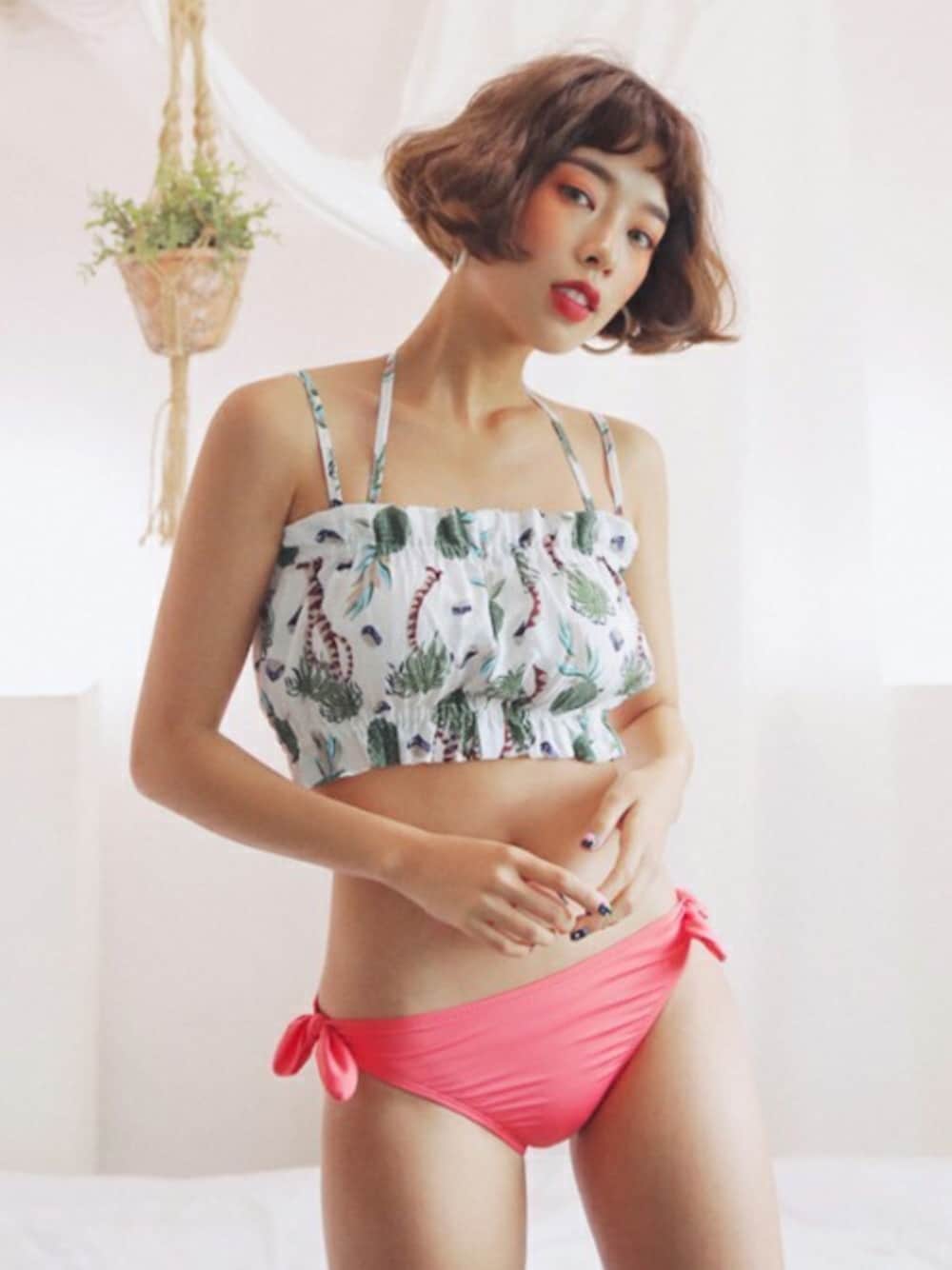 ホワイト系の水着、その他の水着を着用したレディースの夏コーディネートの1枚目の写真