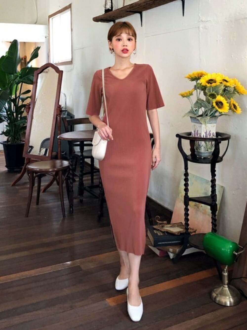 レッド系のワンピース、ホワイト系のパンプス、ホワイト系のショルダーバッグを着用したレディースの夏コーディネートの1枚目の写真