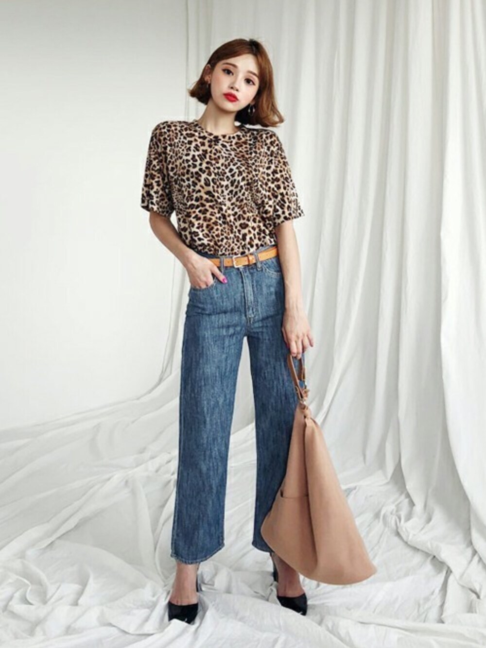 その他のTシャツ/カットソー、ブルー系のデニムパンツ、ベージュ系のトートバッグを着用したレディースの秋コーディネートの1枚目の写真