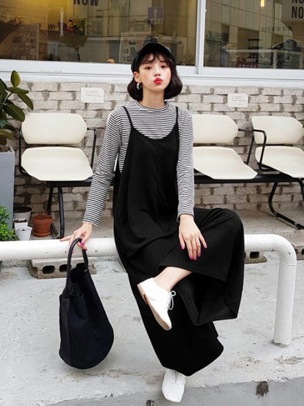 ブラック系のつなぎ/オールインワン、その他のTシャツ/カットソーを着用したレディースの秋コーディネートの1枚目の写真