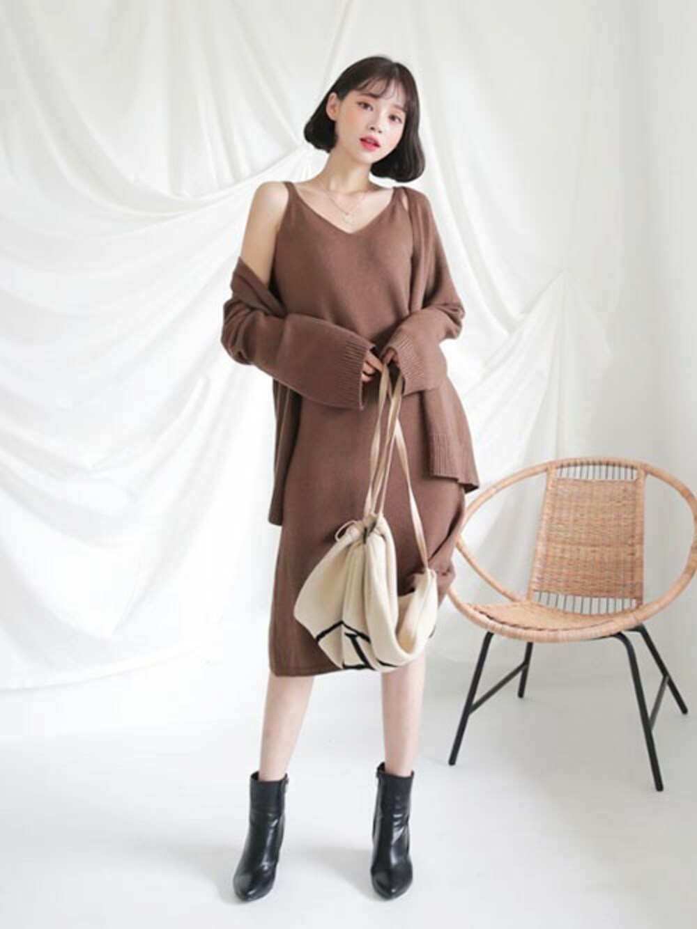 ブラウン系のワンピース、その他のTシャツ/カットソーを着用したレディースの秋コーディネートの1枚目の写真