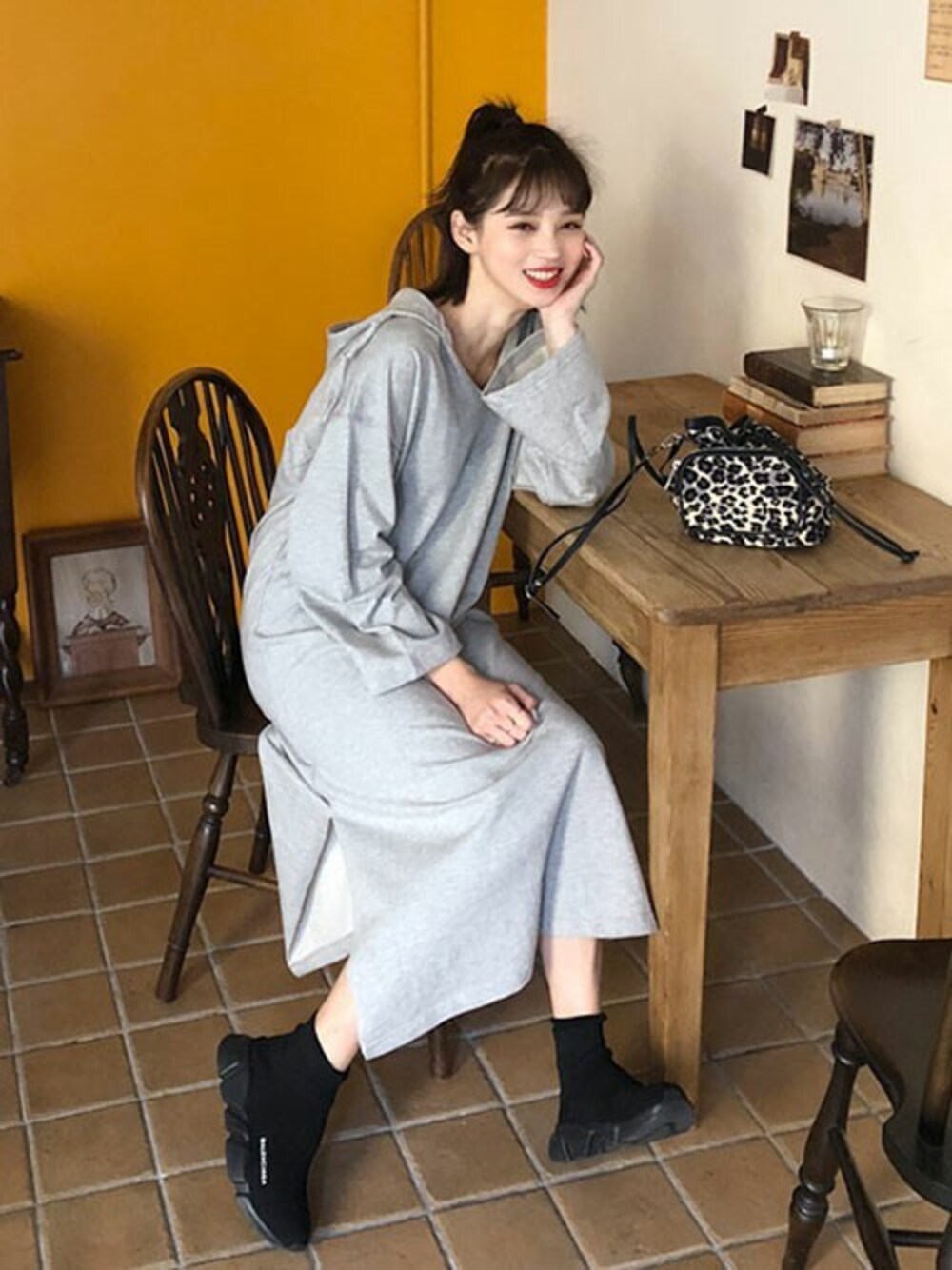 グレー系のワンピースを着用したレディースの秋コーディネートの1枚目の写真