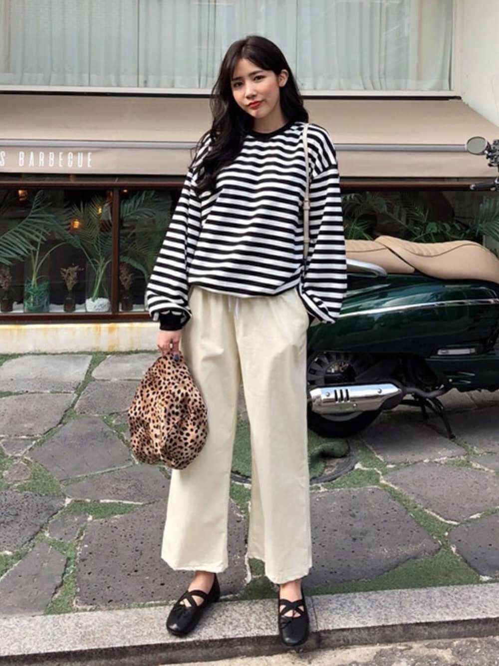 ホワイト系のその他パンツ、ホワイト系のスウェット、ブラック系のパンプスを着用したレディースの秋コーディネートの1枚目の写真