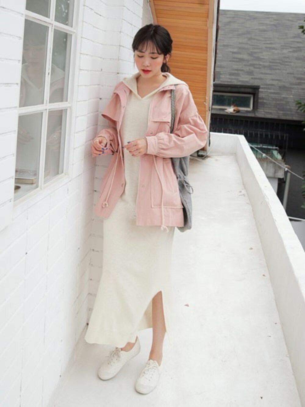 ピンク系のミリタリージャケット、ホワイト系のワンピース、その他のTシャツ/カットソーを着用したレディースの秋コーディネートの1枚目の写真