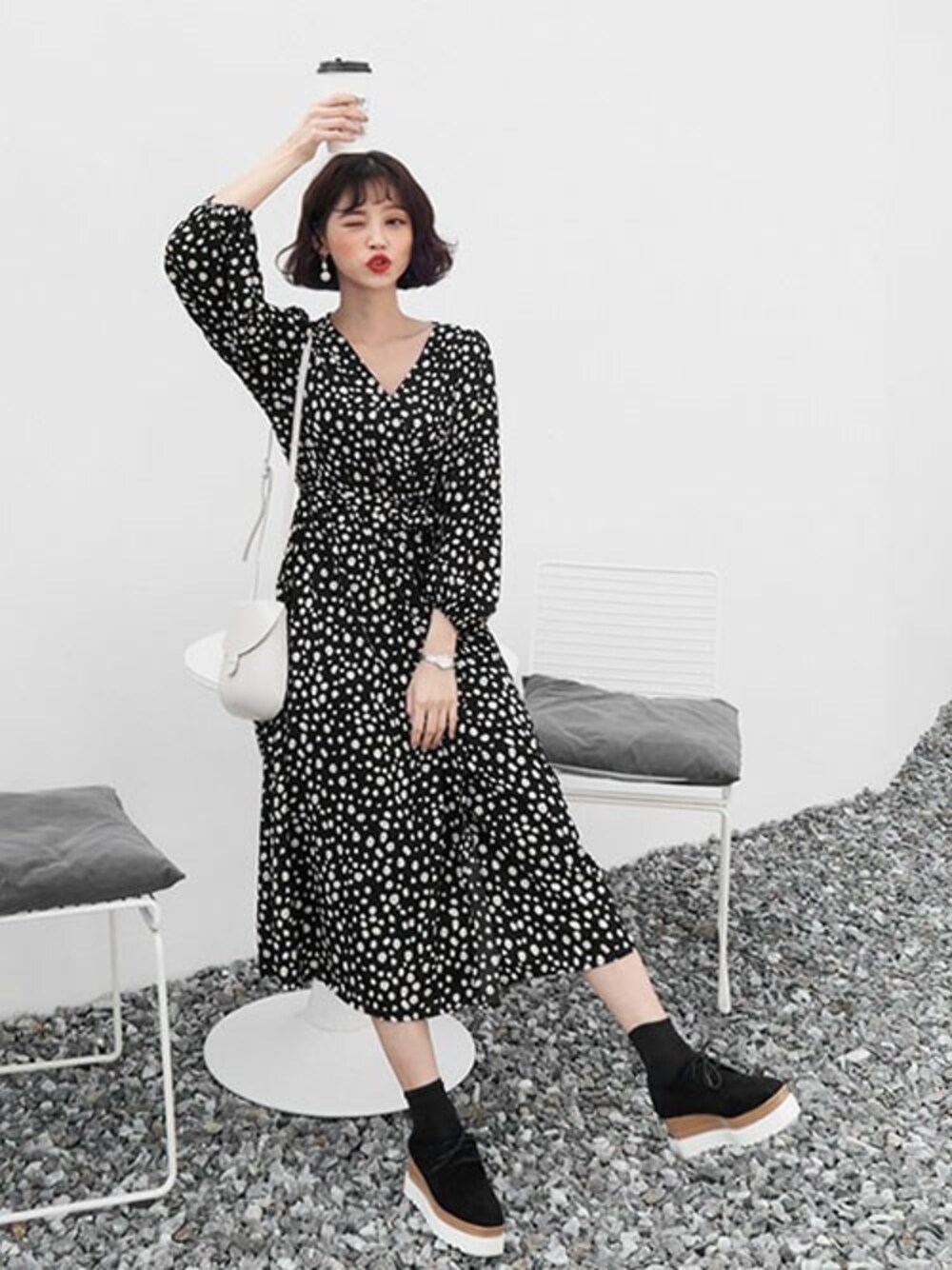 ブラック系のワンピース、その他のTシャツ/カットソーを着用したレディースの秋コーディネートの1枚目の写真