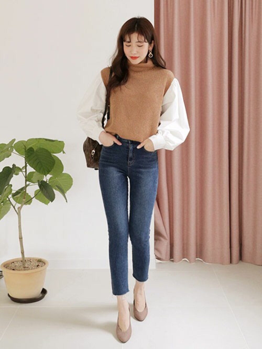 ブラウン系のニット/セーター、ブルー系のデニムパンツ、その他のTシャツ/カットソーを着用したレディースの秋コーディネートの1枚目の写真