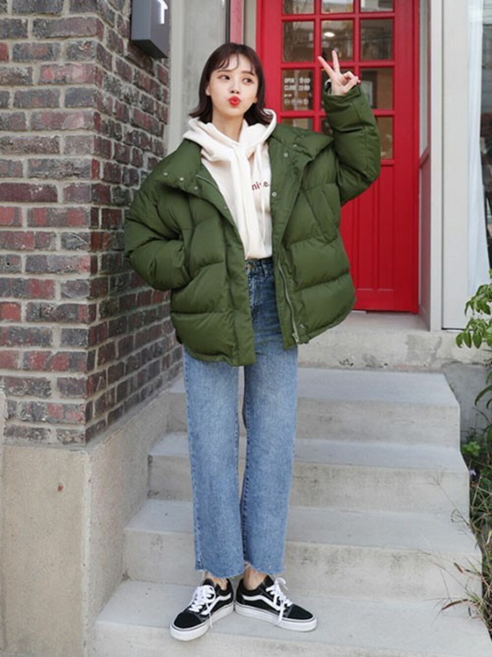 ホワイト系のスウェット、ブルー系のデニムパンツを着用したレディースの秋コーディネートの1枚目の写真