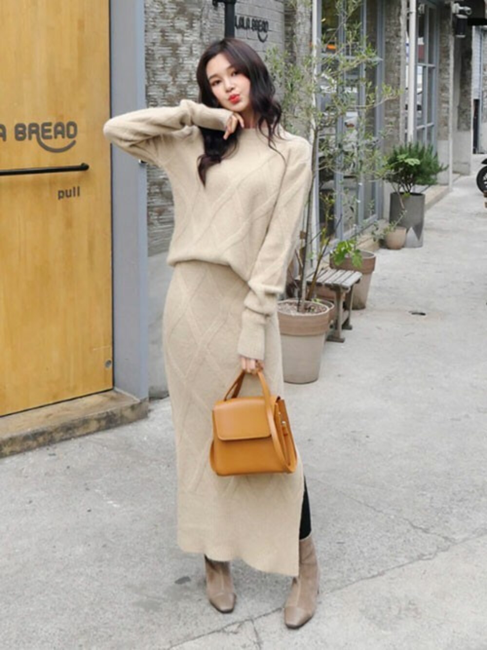 ホワイト系のニット/セーター、その他のTシャツ/カットソーを着用したレディースの秋コーディネートの1枚目の写真