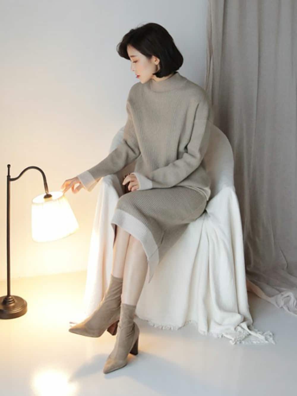 ベージュ系のニット/セーター、ホワイト系のその他を着用したレディースの秋コーディネートの1枚目の写真
