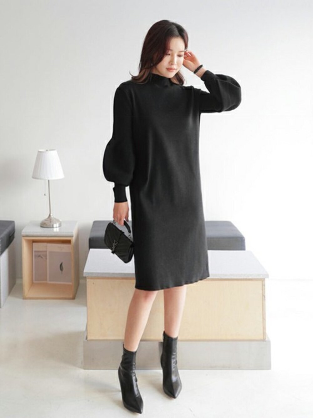 ブラック系のワンピース、シルバー系のピアス(両耳用)を着用したレディースの秋コーディネートの1枚目の写真