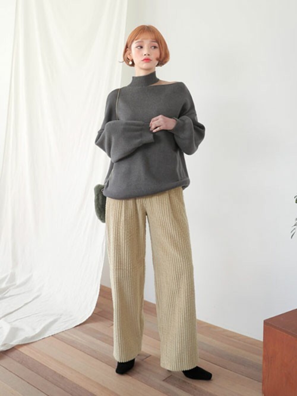 グレー系のニット/セーター、ベージュ系のその他パンツ、その他のTシャツ/カットソーを着用したレディースの冬コーディネートの1枚目の写真