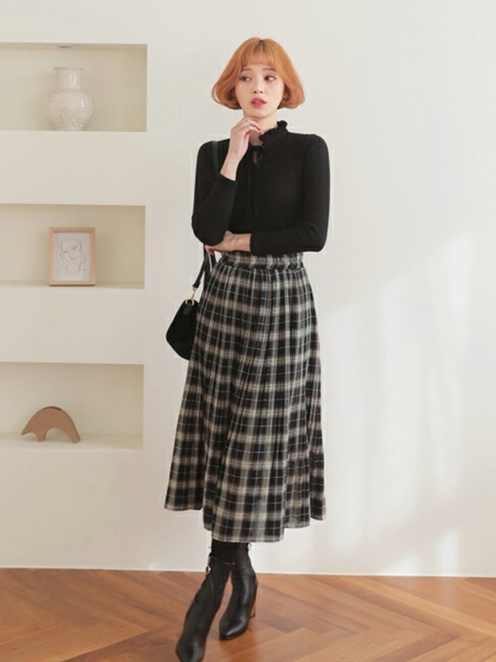 ブラック系のスカート、ブラック系のTシャツ/カットソーを着用したレディースの冬コーディネートの1枚目の写真