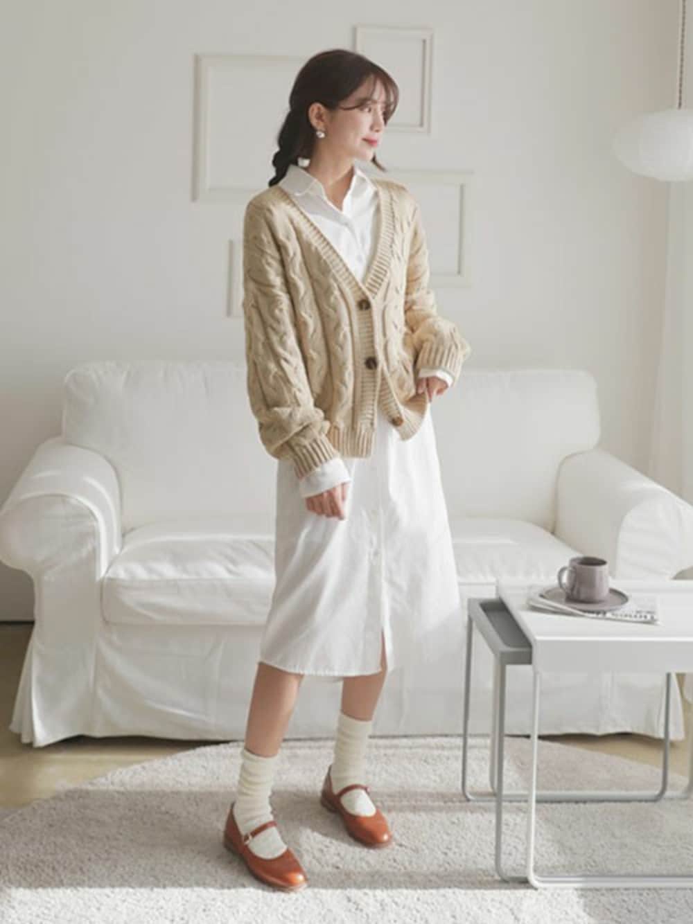 ベージュ系のカーディガン/ボレロ、ホワイト系のワンピース、その他のTシャツ/カットソーを着用したレディースの冬コーディネートの1枚目の写真