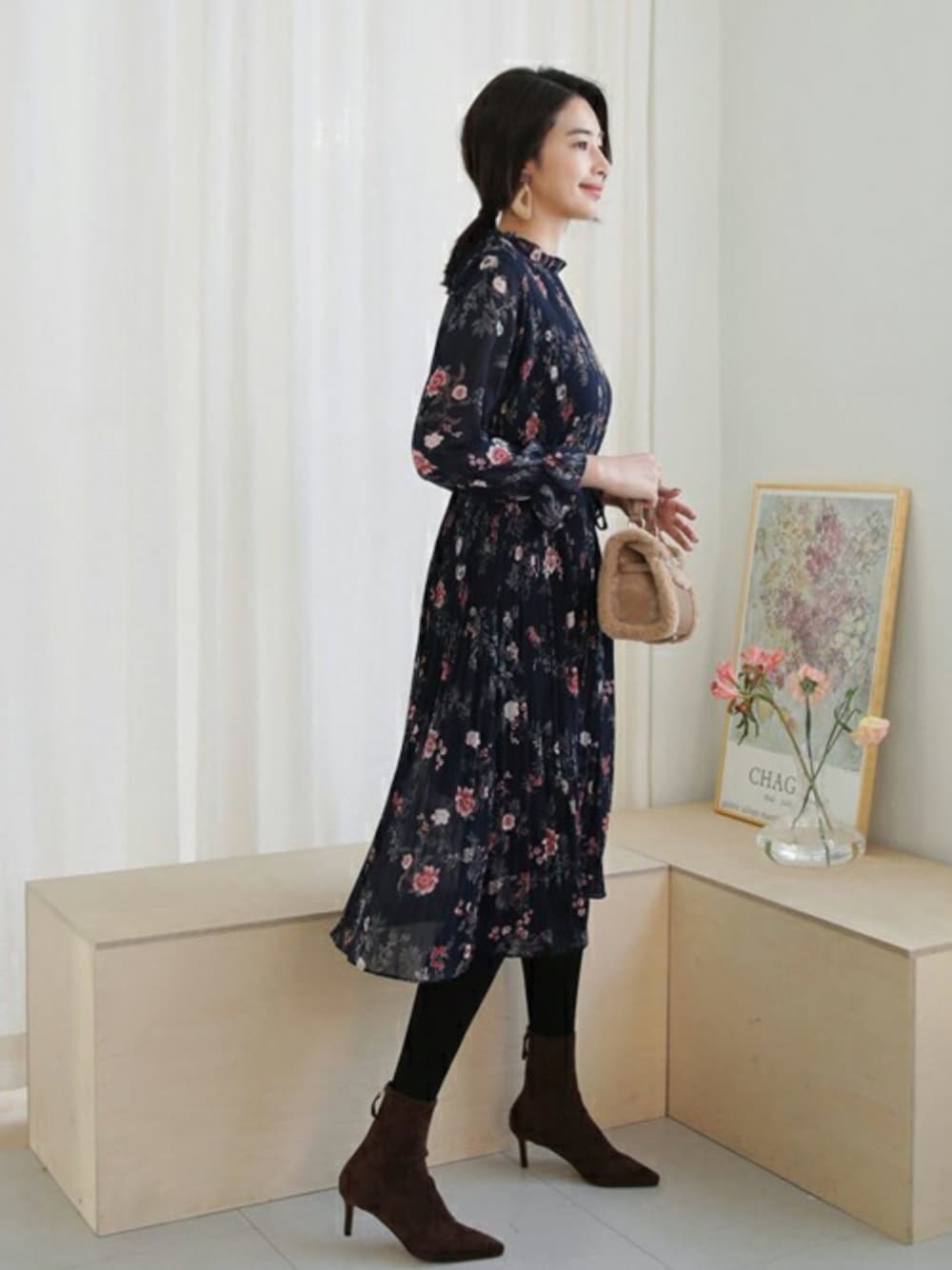 ブルー系のワンピース、ブラウン系のショルダーバッグを着用したレディースの冬コーディネートの1枚目の写真