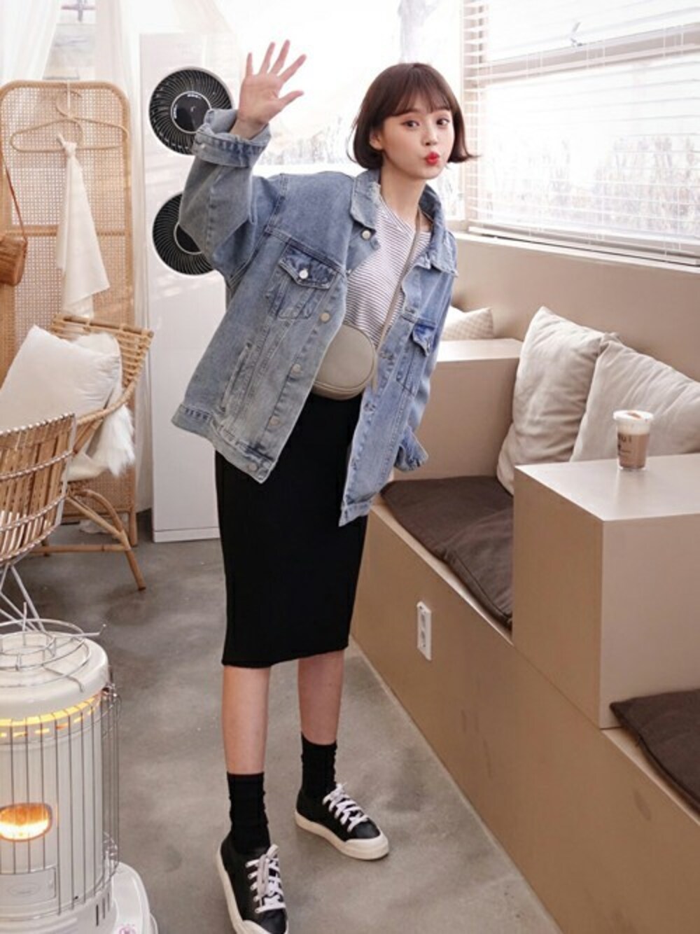 ブルー系のデニムジャケット、ホワイト系のTシャツ/カットソー、ブラック系のスカートを着用したレディースの冬コーディネートの1枚目の写真