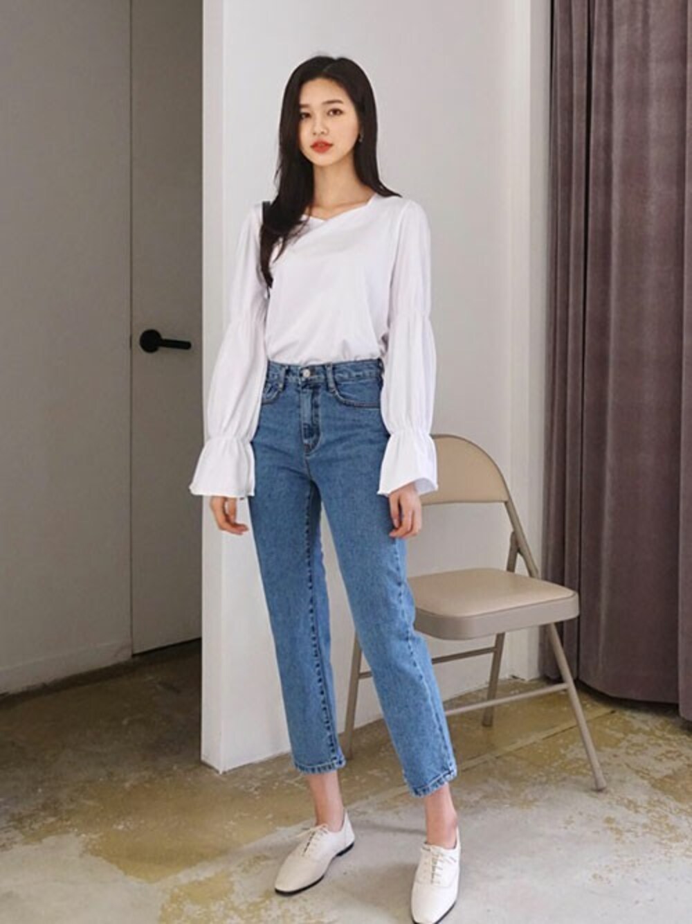 ホワイト系のTシャツ/カットソー、ブルー系のデニムパンツを着用したレディースの冬コーディネートの1枚目の写真