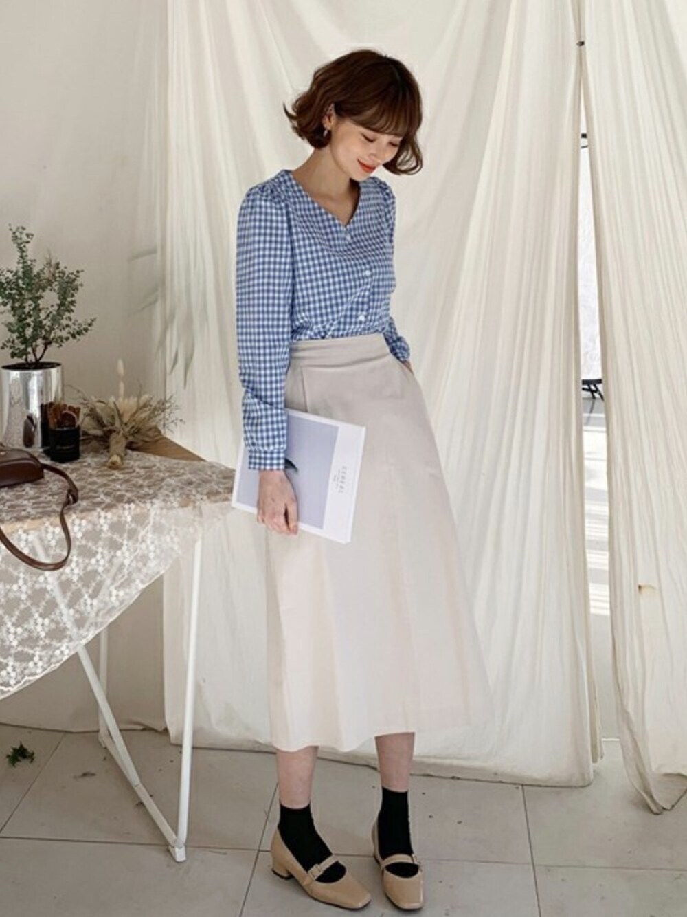 ブルー系のシャツ/ブラウス、ホワイト系のスカート、ベージュ系のその他シューズを着用したレディースの冬コーディネートの1枚目の写真