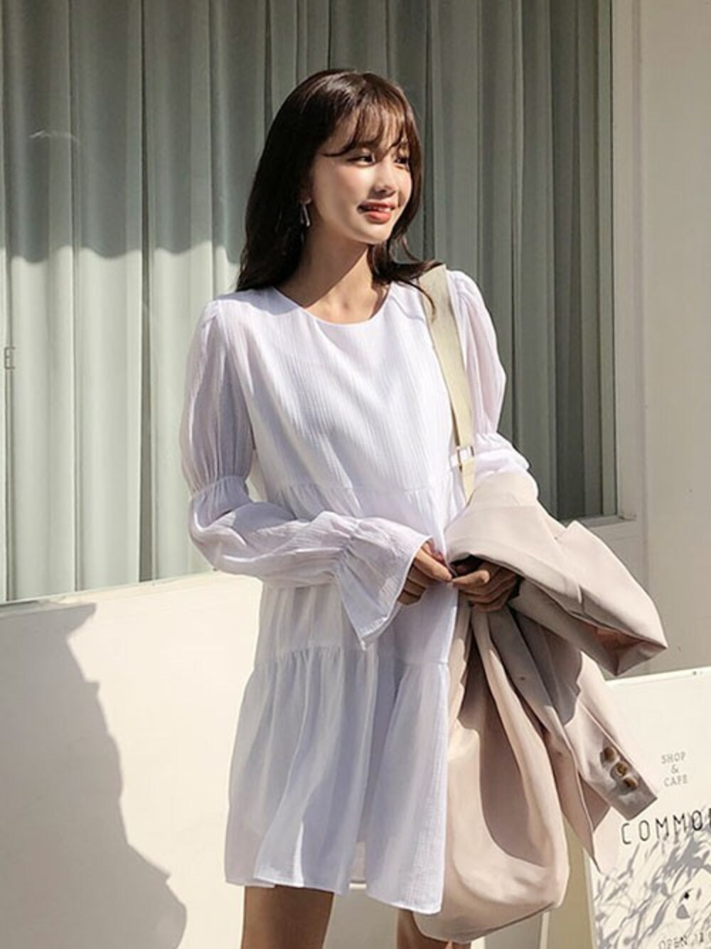 ホワイト系のワンピース、その他のTシャツ/カットソーを着用したレディースの春コーディネートの1枚目の写真