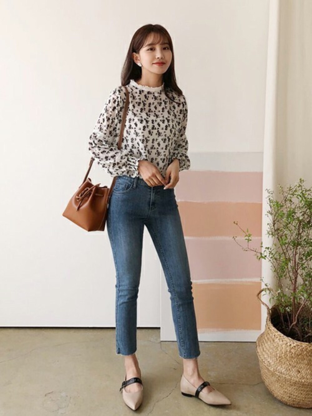 ホワイト系のシャツ/ブラウス、ブルー系のデニムパンツ、ベージュ系のその他シューズを着用したレディースの春コーディネートの1枚目の写真