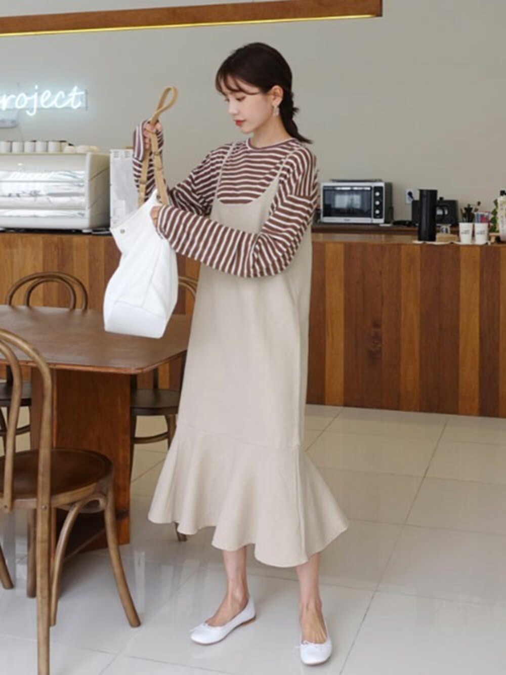 ブラウン系のTシャツ/カットソー、ベージュ系のワンピース、その他のTシャツ/カットソーを着用したレディースの春コーディネートの1枚目の写真