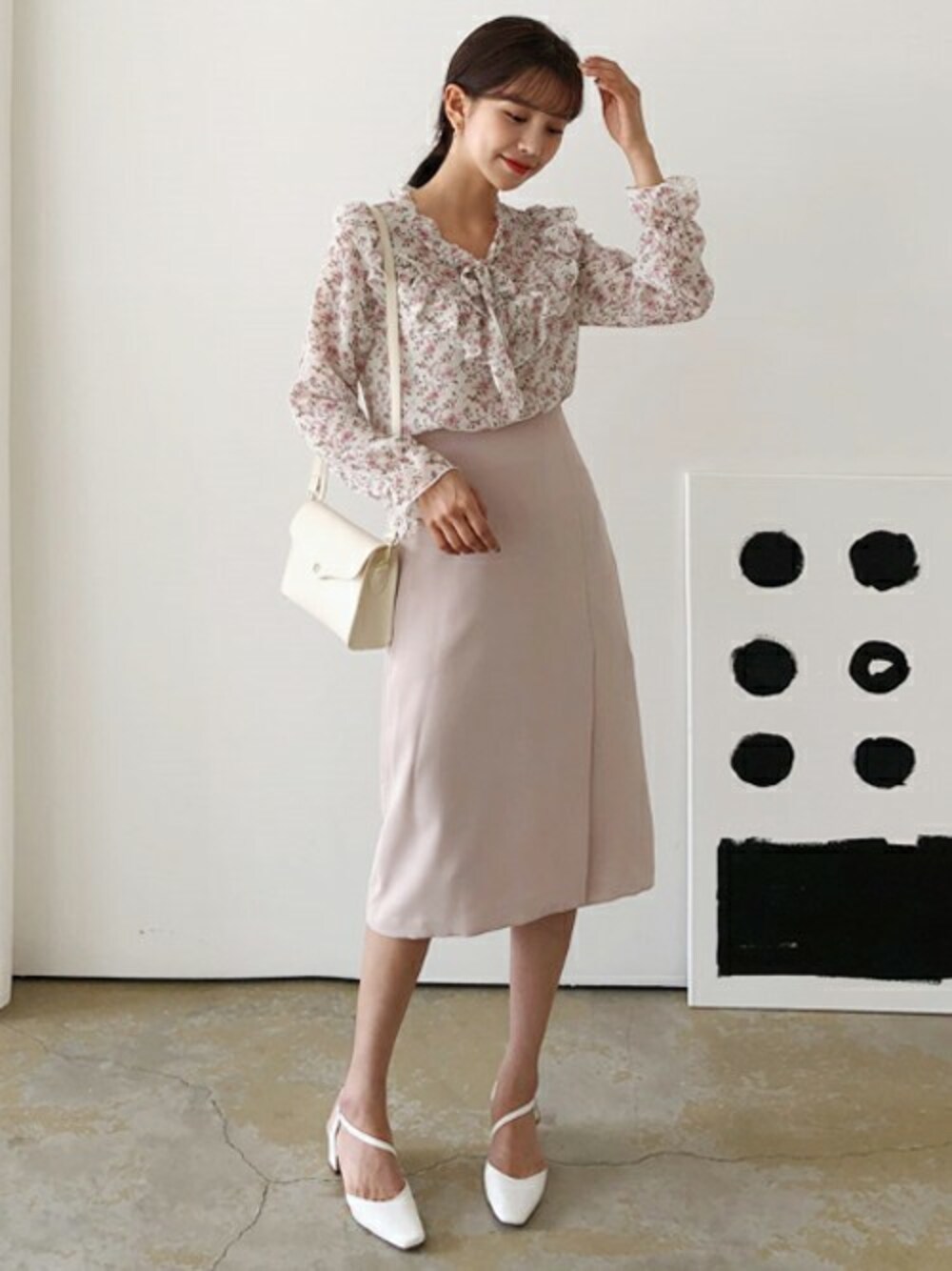 ホワイト系のシャツ/ブラウス、ベージュ系のスカート、シルバー系のピアス（両耳用）を着用したレディースの春コーディネートの1枚目の写真