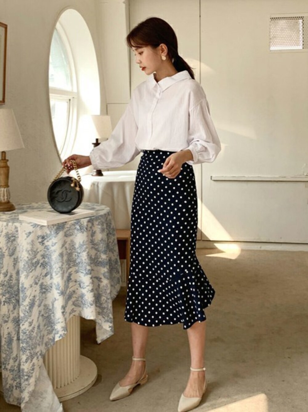 ブルー系のスカート、ホワイト系のシャツ/ブラウス、ベージュ系のその他シューズを着用したレディースの春コーディネートの1枚目の写真