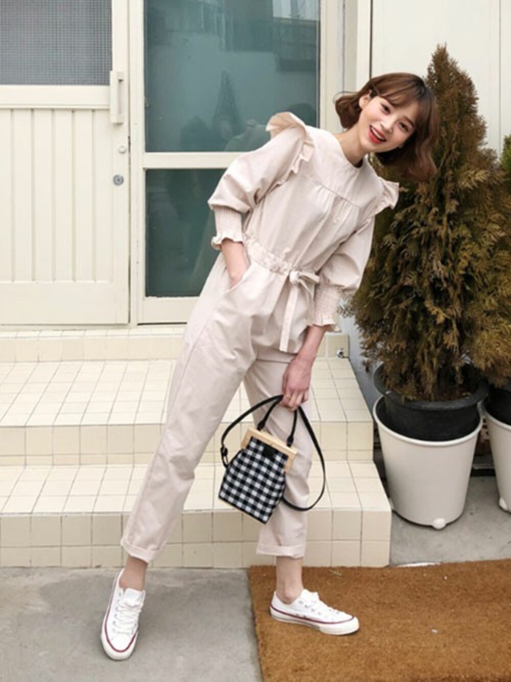 ベージュ系のつなぎ/オールインワン、その他のTシャツ/カットソーを着用したレディースの春コーディネートの1枚目の写真