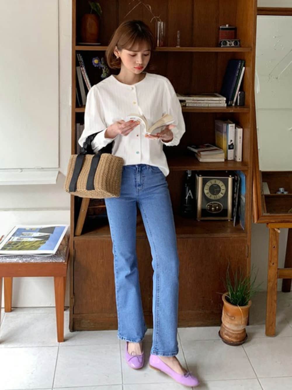 ホワイト系のシャツ/ブラウス、ブルー系のデニムパンツ、ブルー系のピアス(両耳用)を着用したレディースの春コーディネートの1枚目の写真