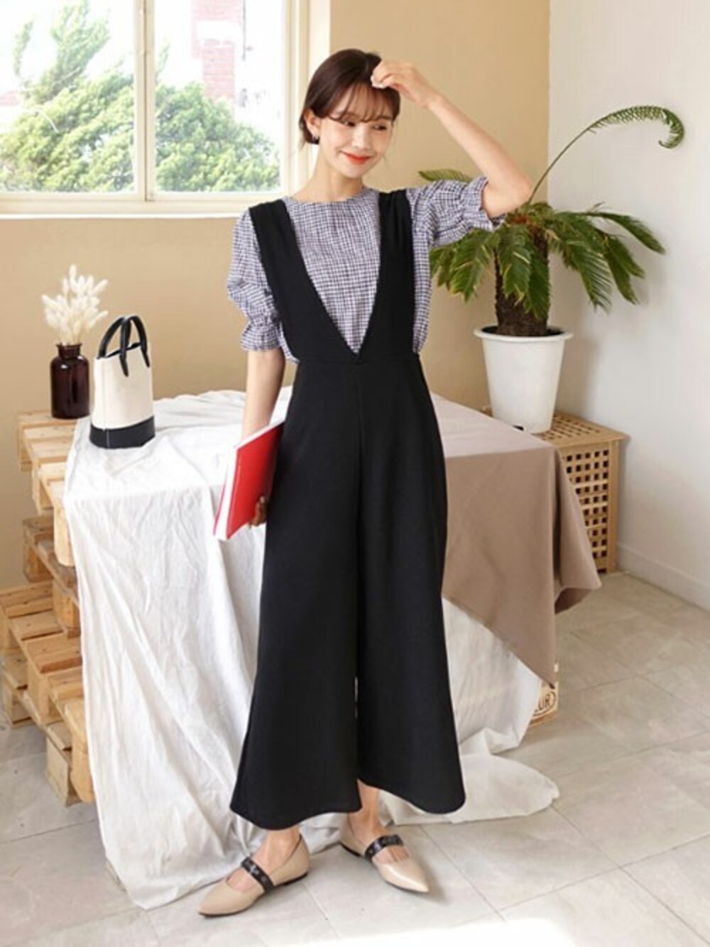 ブルー系のシャツ/ブラウス、ブラック系のつなぎ/オールインワン、その他のTシャツ/カットソーを着用したレディースの春コーディネートの1枚目の写真