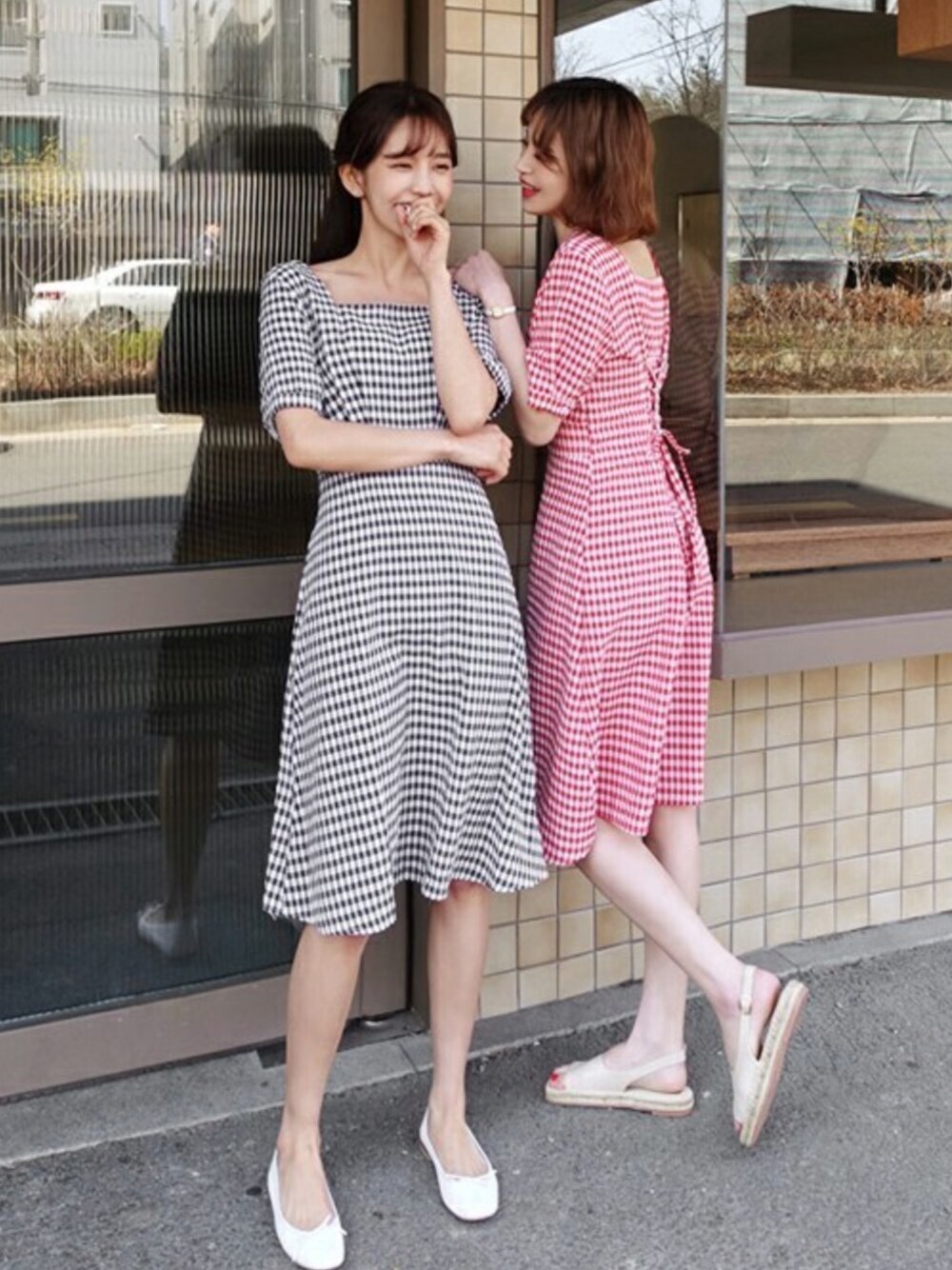 レッド系のワンピース、ブラック系のワンピース、ベージュ系のサンダルを着用したレディースの春コーディネートの1枚目の写真