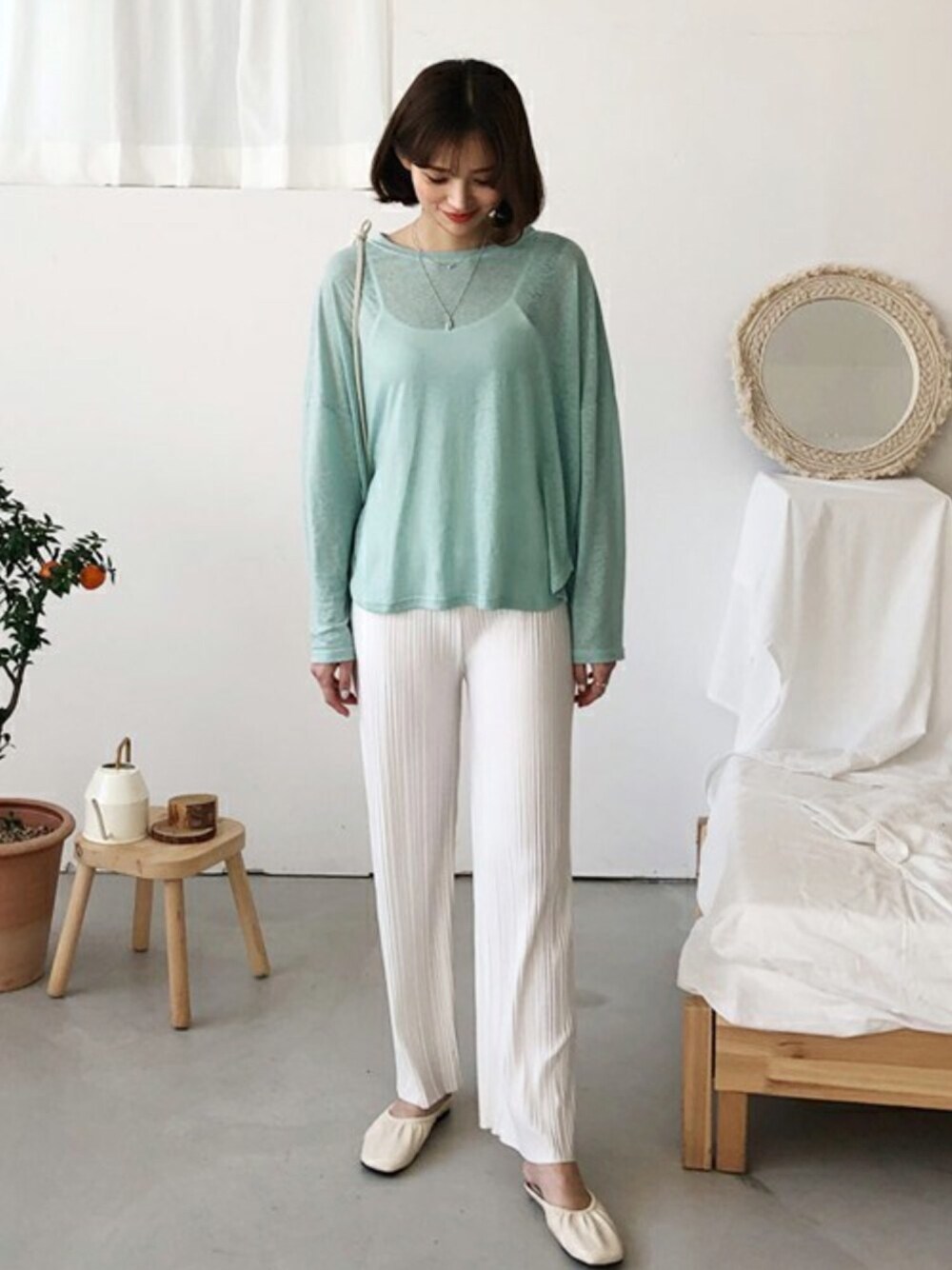 グリーン系のTシャツ/カットソー、ホワイト系のその他パンツ、ホワイト系のその他シューズを着用したレディースの春コーディネートの1枚目の写真