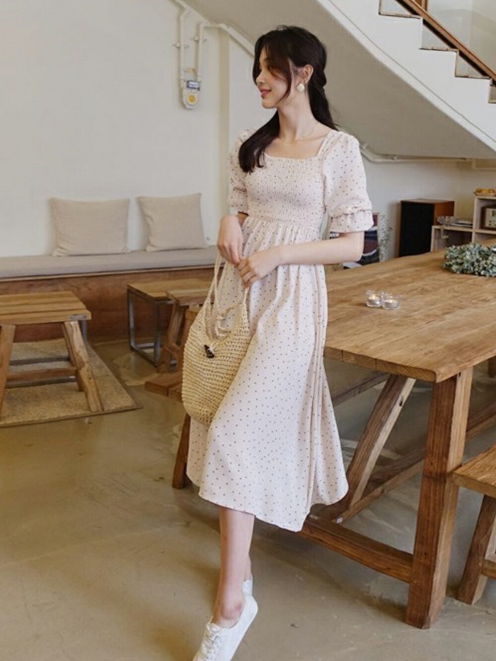 ベージュ系のワンピース、ゴールド系のネックレスを着用したレディースの春コーディネートの1枚目の写真