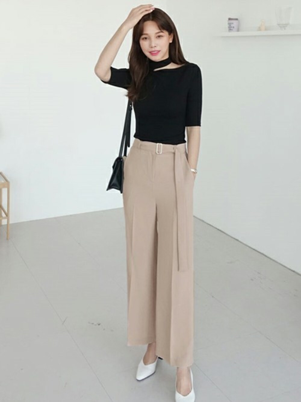 ベージュ系のスラックス、ブラック系のTシャツ/カットソー、その他のTシャツ/カットソーを着用したレディースの春コーディネートの1枚目の写真