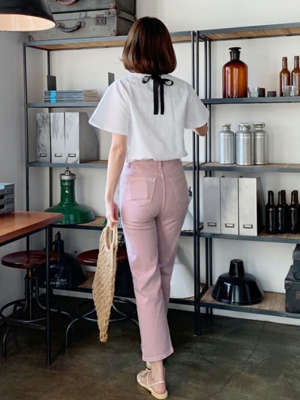 ホワイト系のシャツ/ブラウス、ピンク系のその他パンツ、ブラウン系のハンドバッグを着用したレディースの春コーディネートの1枚目の写真