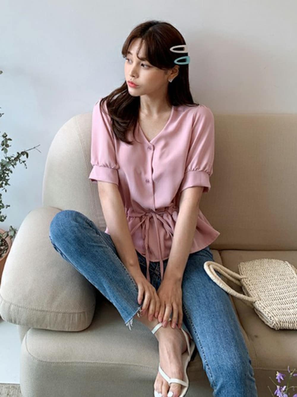 ピンク系のシャツ/ブラウス、ホワイト系のヘアピン、ブルー系のヘアピンを着用したレディースの春コーディネートの1枚目の写真