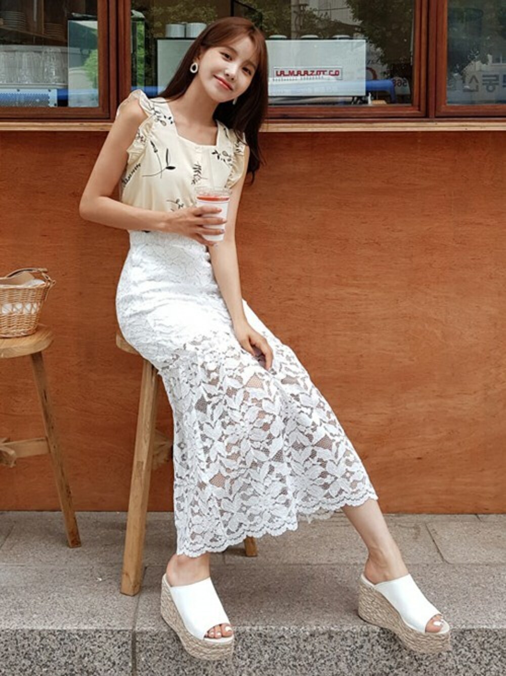 ベージュ系のその他トップス、ホワイト系のスカート、ホワイト系のサンダルを着用したレディースの春コーディネートの1枚目の写真