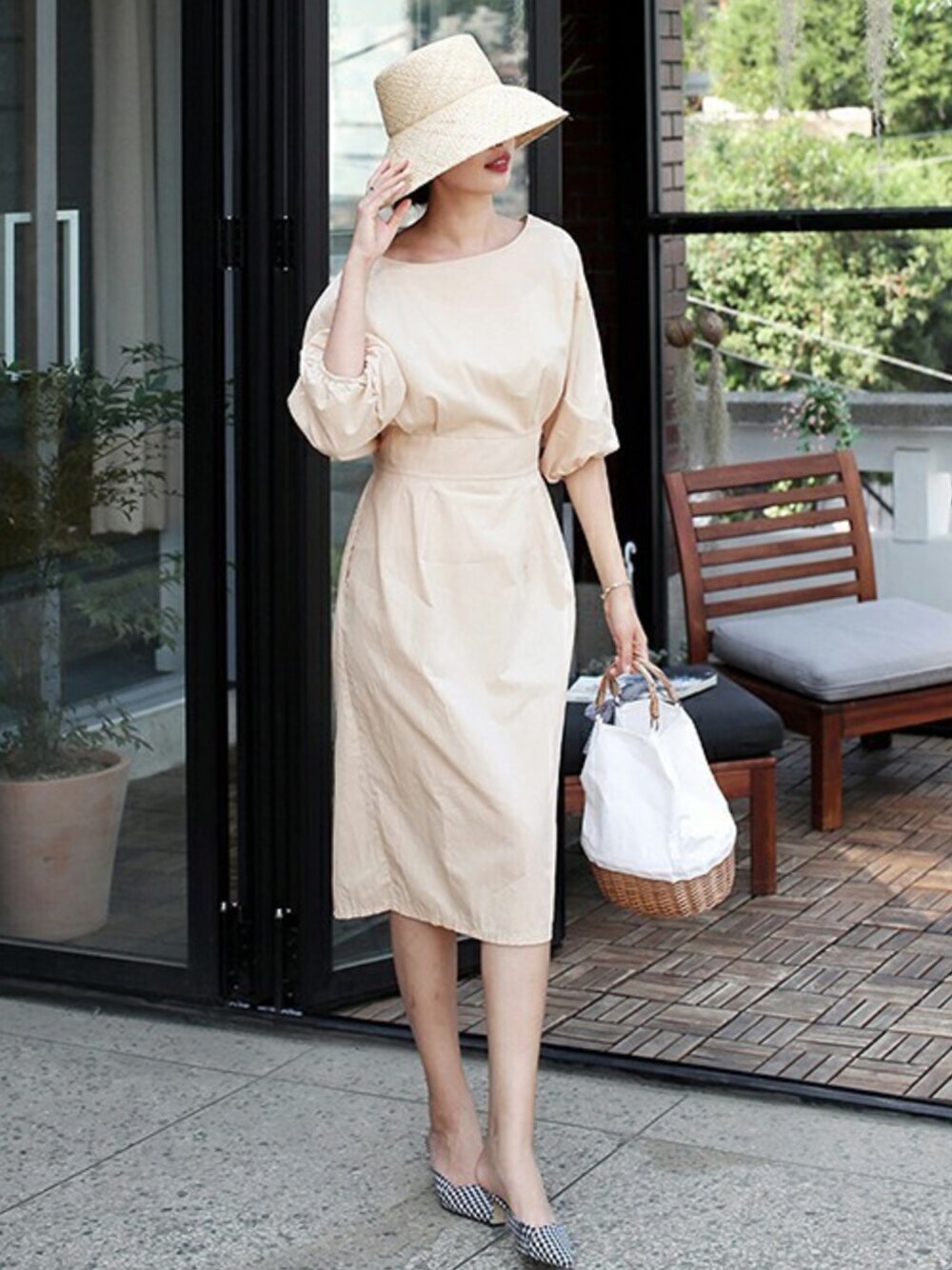 ベージュ系のワンピースを着用したレディースの春コーディネートの1枚目の写真