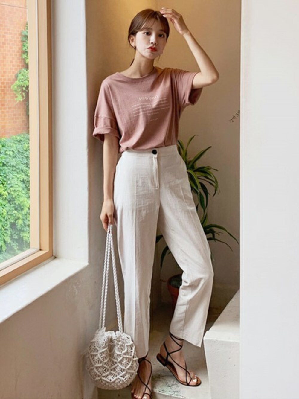 ベージュ系のその他パンツ、その他のTシャツ/カットソーを着用したレディースの春コーディネートの1枚目の写真
