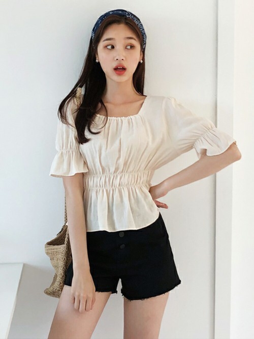 イエロー系のシャツ/ブラウス、ブラック系のその他パンツ、その他のヘアバンドを着用したレディースの夏コーディネートの1枚目の写真