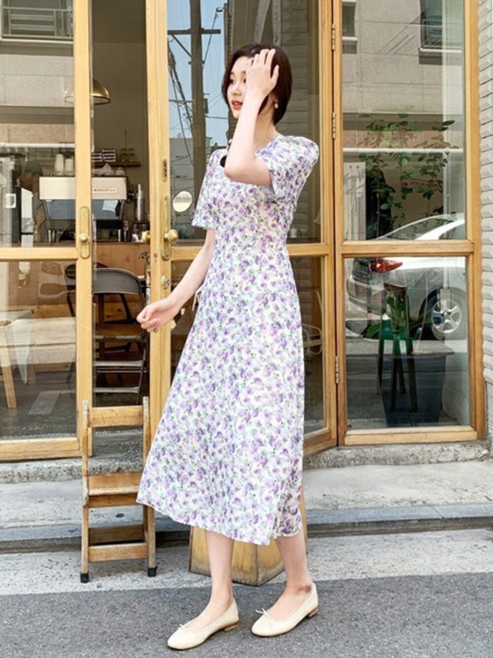 パープル系のワンピース、ベージュ系のバレエシューズを着用したレディースの春コーディネートの1枚目の写真