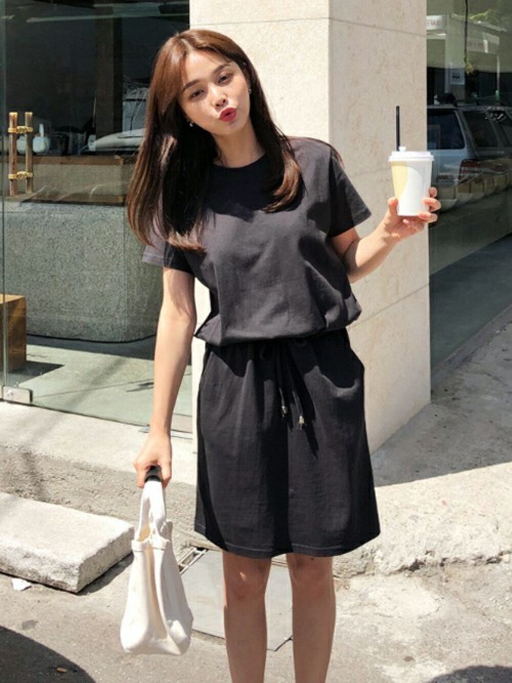 グレー系のワンピース、その他のTシャツ/カットソーを着用したレディースの夏コーディネートの1枚目の写真