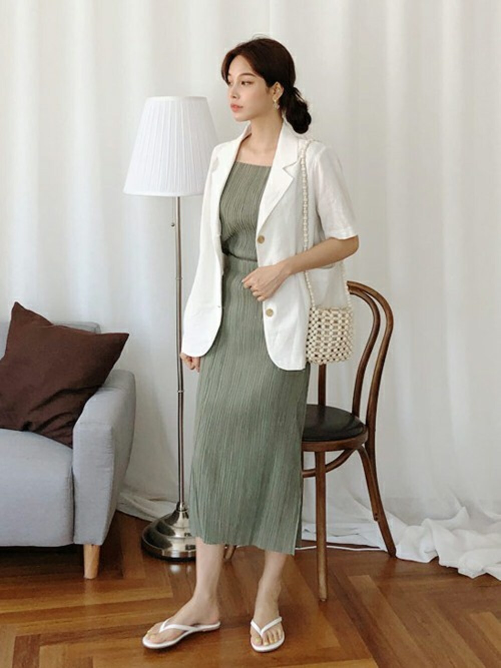 グリーン系のその他トップス、ホワイト系のテーラードジャケット、ゴールド系のピアス(両耳用)を着用したレディースの夏コーディネートの1枚目の写真