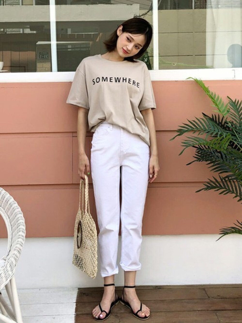 ベージュ系のTシャツ/カットソーを着用したレディースの夏コーディネートの1枚目の写真