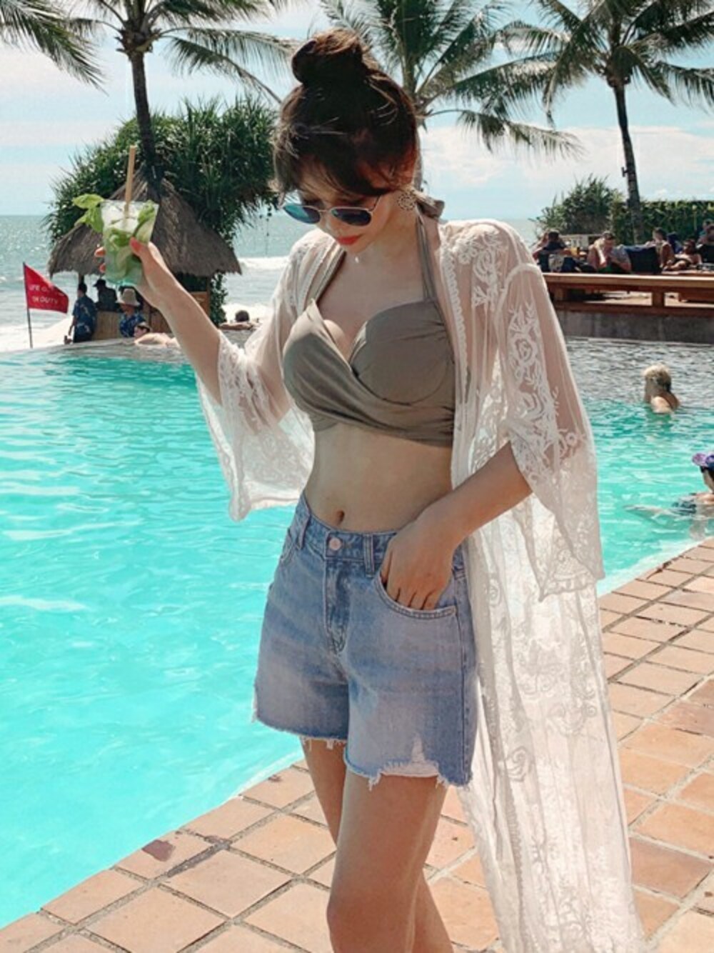 ホワイト系のその他アウター、グレー系の水着、グレー系のサングラスを着用したレディースの夏コーディネートの1枚目の写真