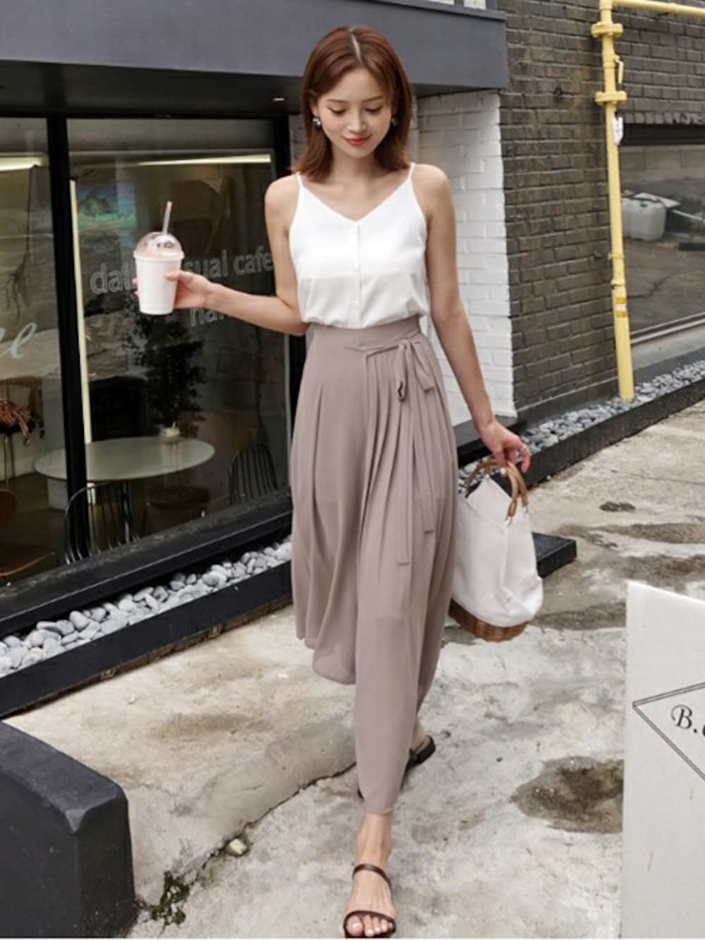 ベージュ系のその他パンツ、ホワイト系のキャミソール、その他のTシャツ/カットソーを着用したレディースの夏コーディネートの1枚目の写真