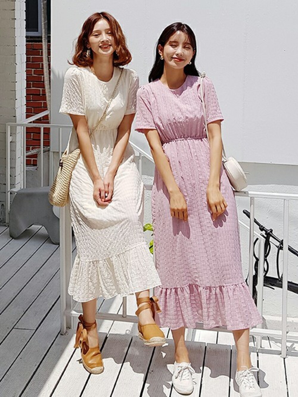 ベージュ系のワンピース、ブラウン系のその他シューズを着用したレディースの夏コーディネートの1枚目の写真