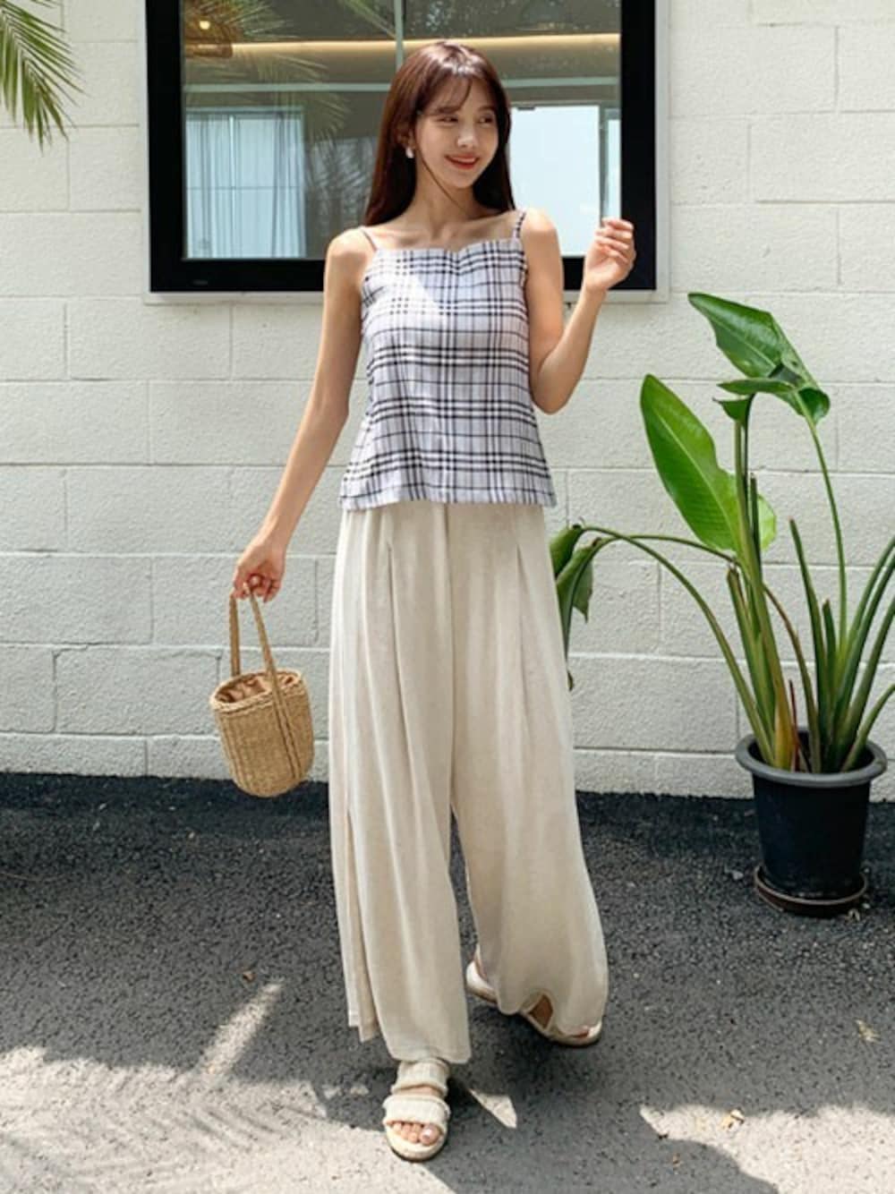 その他のその他パンツ、ブラック系のキャミソール、その他のサンダルを着用したレディースの夏コーディネートの1枚目の写真