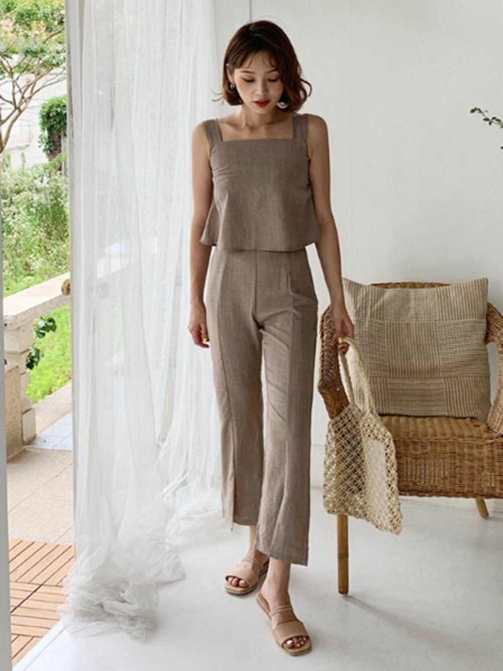 ベージュ系のアンサンブルを着用したレディースの夏コーディネートの1枚目の写真